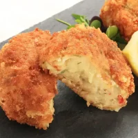 Crab,Fish,Cakes,On,Slate,Platter