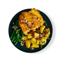 Delicious,Curry,Chicken,Breast,Served,With,Roasted,Potatoes,And,Fresh